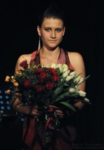 Julia Sokołowska z kwiatami